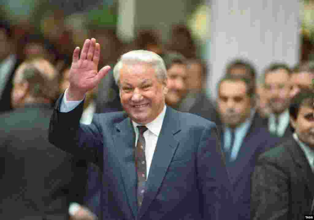 بوریس یلتسین، رییس جمهوری روسیه در اجلاس کشورهای مشترک المنافع در دسامبر۱۹۹۱ در مینسک، پایتخت بلاروس.