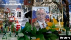 Витрина одного из крымских магазинов. Грозит ли Владимиру Путину девальвация в глазах крымчан?