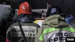 Спасатели на месте взрыва дома в Магнитогорске, 31 декабря 2018 года