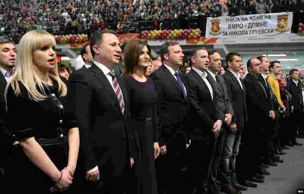 МАКЕДОНИЈА - Претседателката на Унијата на жени на ВМРО-ДПМНЕ, Даниела Рангелова, и генералната секретарка на Унијата, Лилјана Затуроска, поднесоа оставки од своите функции. Рангелова соопшти дека не сака да биде дел од раководството кое ја изолирало партијата и кое со сплетки и закани придонело за поделба на Македонците.