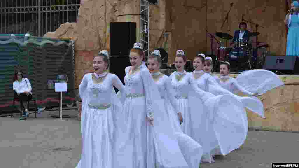 Основной упор в культурной части праздника сделали на выступлении крымскотатарских народных коллективов и вокалистов