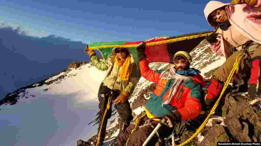 ۹ تن از جوانان کوهنورد افغان به شمول سه دختر، نوشاخ ، بلندترین قلۀ پامیر در بدخشان را فتح کردند.&nbsp;