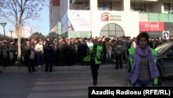 Taxi drivers in Baku on January 16 protest the new regulations on on the use of privately owned automobiles.