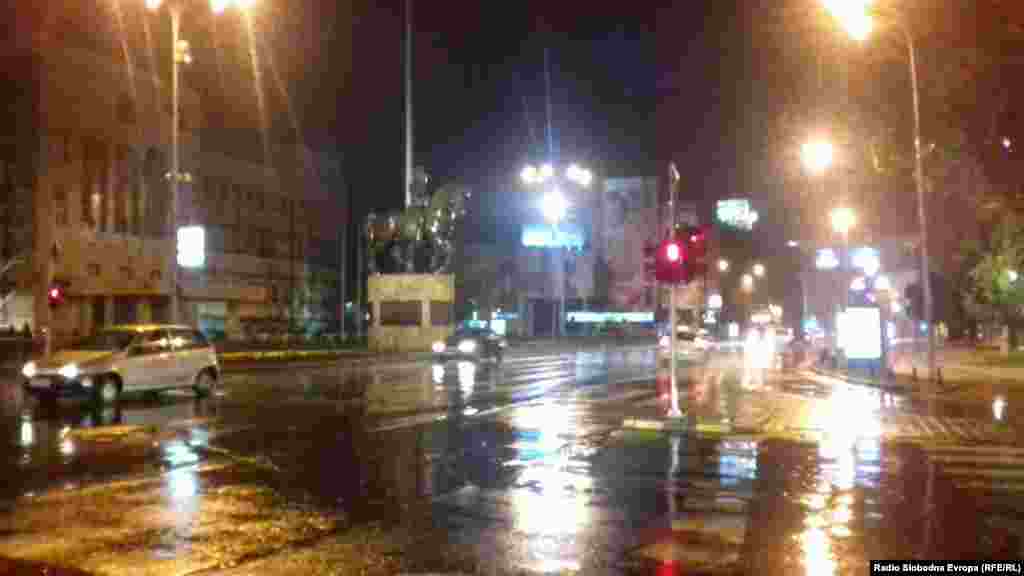 Поплавен булевар при невремето во Скопје.