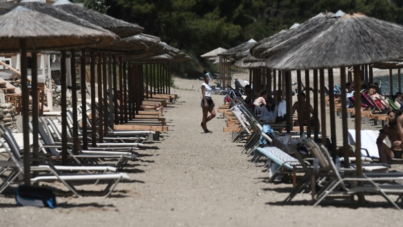 Грција постила ќилим за добредојде на туристите