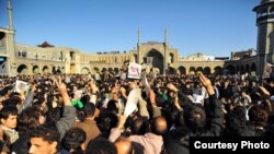 Ирандын чар тарабынан келген жарандар Улуу Аятолла Хосейн Монтазерини түбөлүк сапарга узатуу тажиясында. Шииттердин ыйык Кум шаары. 21-декабрь 2009