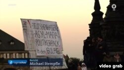 Дрездендаги ПЕГИДА митингига оид телелавҳадан скриншот, 2015 йил 19 октябри. 