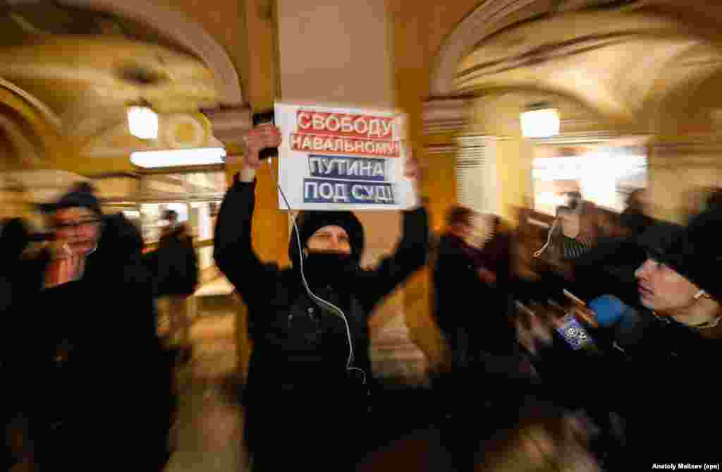 &ldquo;Liri për Navalnyn! Putini të dalë para gjyqit!&rdquo;- thuhet në panon e këtij protestuesi në Shën Petersburg.