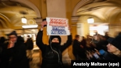 Протестиращи в различни градове на Русия издигат плакати с искане за освобождаване на Алексей Навални.
