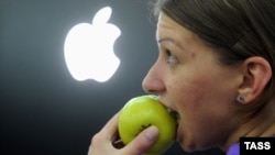 Russia -- A woman eats green apple in an M.Video retail chain store which starts selling the new iPad 3, Moscow, 25May2012