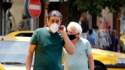 Люди в масках на улице в Тегеране. 5 июля 2020 года.