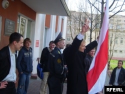 Сяргей Каваленка ўзьняў сьцяг ля будынку суду. 20 красавіка 2010