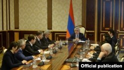 Armenia - President Serzh Sarkisian chairs a meeting of a commission on constitutional changes, Yerevan, 13 March 2015.