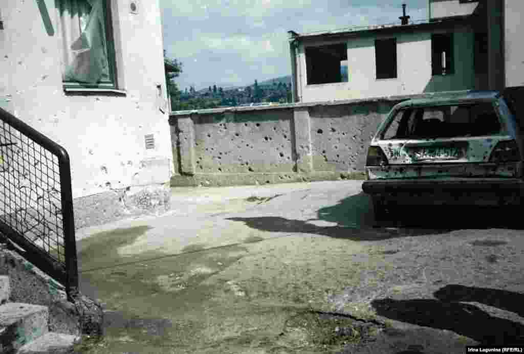 В этом небольшом внутреннем дворике за несколько часов до нашего приезда при взрыве мины погибли семеро детей. Когда мы вошли во двор, кровь уже смыли драгоценной в Сараево водой...
