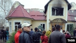 Сожженный дом изгнанного в результате народных волнений президента Кыргызстана Курманбека Бакиева. Бишкек, 8 апреля 2010 года. 