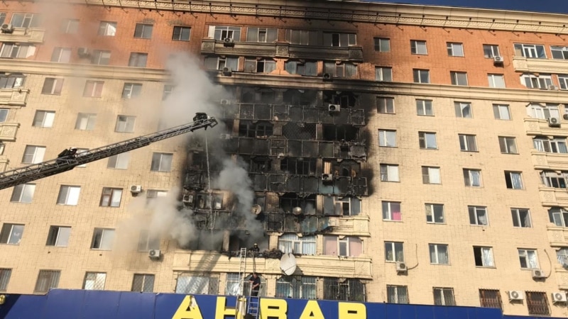 В Актобе горит жилая многоэтажка