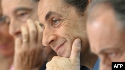 Николя Саркози (в центре) и Ален Жюппе (слева) на конференции в Париже