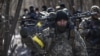 Militari ucraineni în timpul unei operațiuni de eliberarea a unei așezări din regiunea Kiev un de erau stașionate trupe rusești liberate the settlement in Kyiv region, 10 martie 2022.