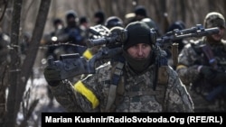 Militari ucraineni în timpul unei operațiuni de eliberarea a unei așezări din regiunea Kiev un de erau stașionate trupe rusești liberate the settlement in Kyiv region, 10 martie 2022.