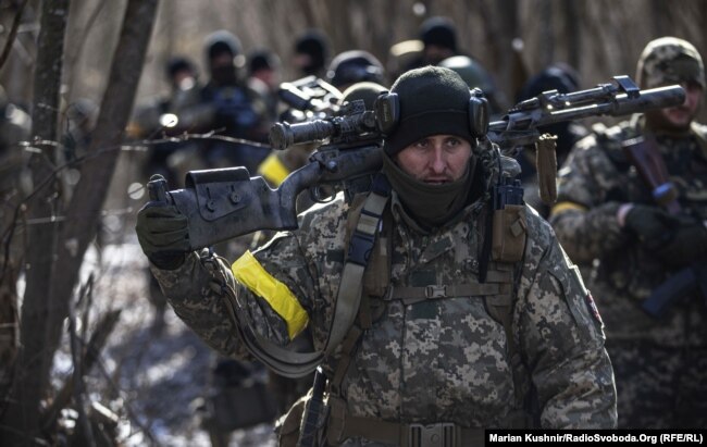 Украинские военные во время операции по освобождению населенного пункта в Киевской области, где находятся российские силы.  10 марта 2022 года