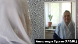 Гульшан перед дзеркалом у своєму будинку в Криму