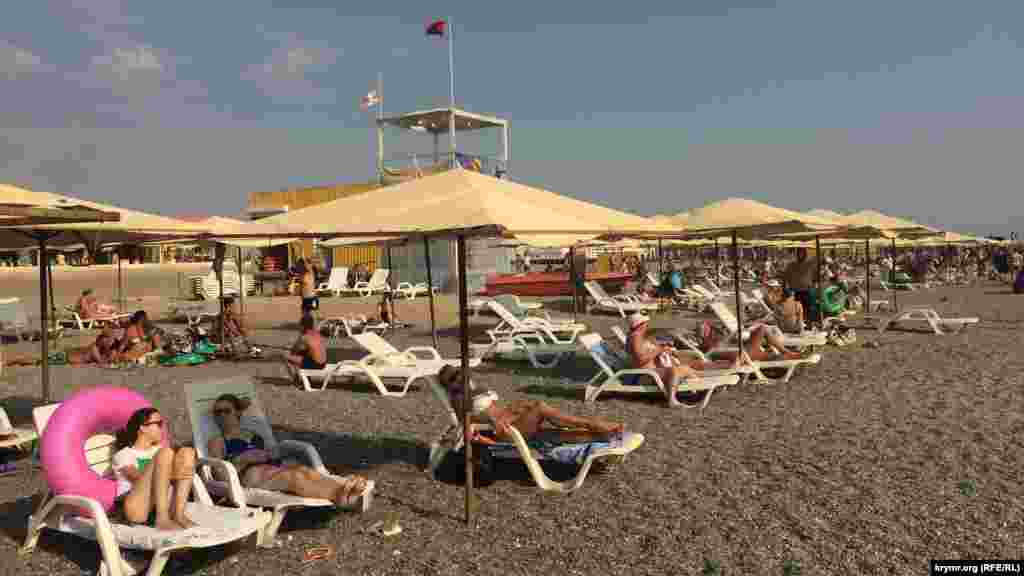 Пляж Новофедоровки расположен по обе стороны пирса. Он длинный, плавно переходящий в дикий пляж Сак