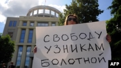 Активистка Евгения Третьякова в пикете у Московского городского суда в день начала процесса по "делу двенадцати". 6 июня 2013 года 