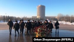 Возложение цветов в память о жертвах Декабрьских событий 1986 года и декабря 2011 года в городе Жанаозен и поселке Шетпе в Мангистауской области. Астана, 17 декабря 2017 года.