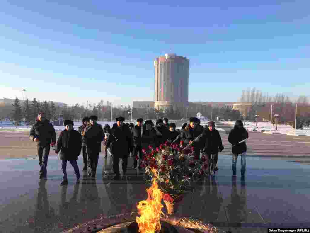 В Астане пара десятков гражданских активистов рассказали о событиях Декабря 1986-го и Жанаозенских событиях в своих воспоминаниях. Поминовение в столице прошло без официальных лиц. Астана, 17 декабря 2017 года. &nbsp;