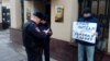 Участник пикета в поддержку Ильдара Дадина в Москве 