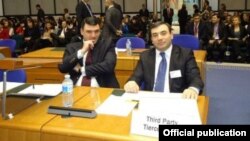 Генпрокурор Армении Геворк Костанян (слева) во время слушаний в Европейском суде по правам человека (архив)