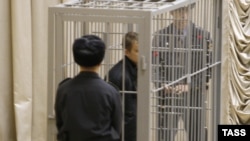 Дмитрий Коновалов (в клетке) во время вынесения приговора