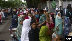 داکا - صف انتظار برای بازرسی بدنی پیش از ورود به محل برگزاری نماز عید فطر