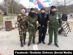 Братислав Живкович (2-й л) з іншими прибульцями з Сербії, як виглядає, на блокпості у Криму, 2014 рік
