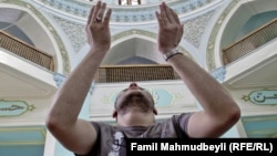 Мусульманин, проводящий молитву в мечети