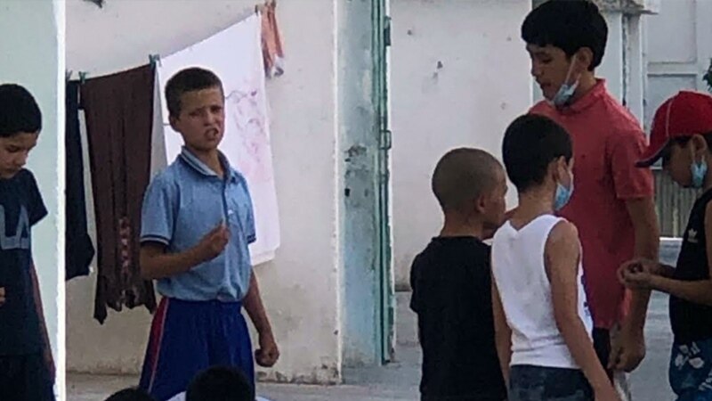 Türkmenistanyň ilaty köpçülikleýin keselleýär, häkimiýetler uçardan antiseptik sepýär we COVID-19 keseliniň ýokdugyny aýdýar