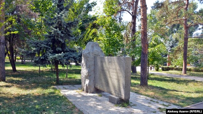 1918 jılı naurızdıñ 3-i küni Vernıyda Sovet ükimeti ornağanı jäne osı jerde Äskeri-revolyuciyalıq komitet ğimaratı bolğanı turalı jazu. Almatı, 18 qazan 2017 jıl.