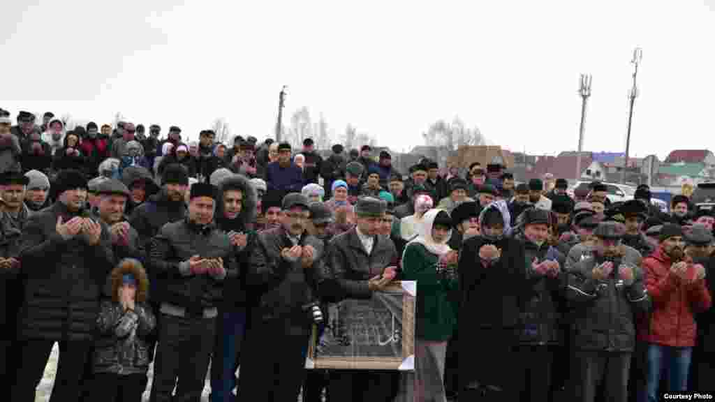 Яңа мәчет ачылышында дога кылу мизгеле