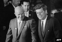 Никита Хрущев и Джон Кеннеди во время переговоров в Вене. 3 июня 1961 года
