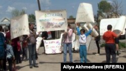 Акция протеста в городе Есик. Алматинская область, 1 мая 2013 года.