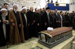 رهبر جمهوری اسلامی به هنگام برگزاری نماز میت بر جنازه اکبر هاشمی رفسنجانی
