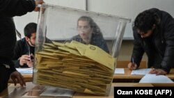 Թուրքիա - ՏԻՄ ընտրությունների քվեաթերթիկների հաշվարկը Ստամբուլի ընտրատեղամասերից մեկում, 31-ը մարտի, 2019թ.