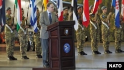 Заместитель генерального секретаря НАТО Александр Вершбоу выступает на открытии учений на авиабазе в Трапани на Сицилии