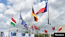 Uz himnu Crne Gore, među 28 zastava članica NATO-a podignuta je i crnogorska