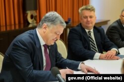 Petro Poroșenko semnează legea controlului la frontieră împreună cu Pavel Filip, Kiev, 12 aprilie 2018