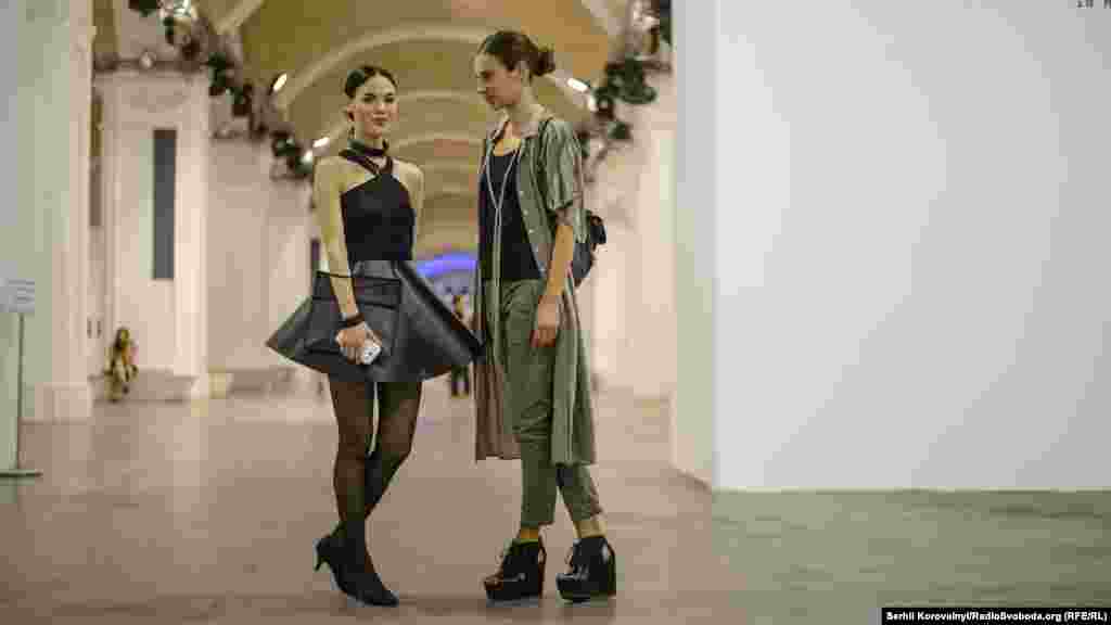 Дівчата у вбранні дизейнерки Поліни Веллер з колекції за мотивами творів Малевича та Кандинського