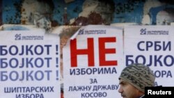 Posteri koji pozivaju na bojkot izbora u Mitrovici, 11. decembar 2010.