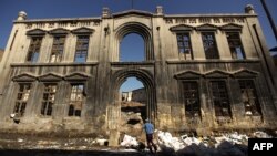 Кучи мусора у иракского правительственного здания османской эпохи. Здание было разграблено и сожжено во время вторжения в 2003 г.