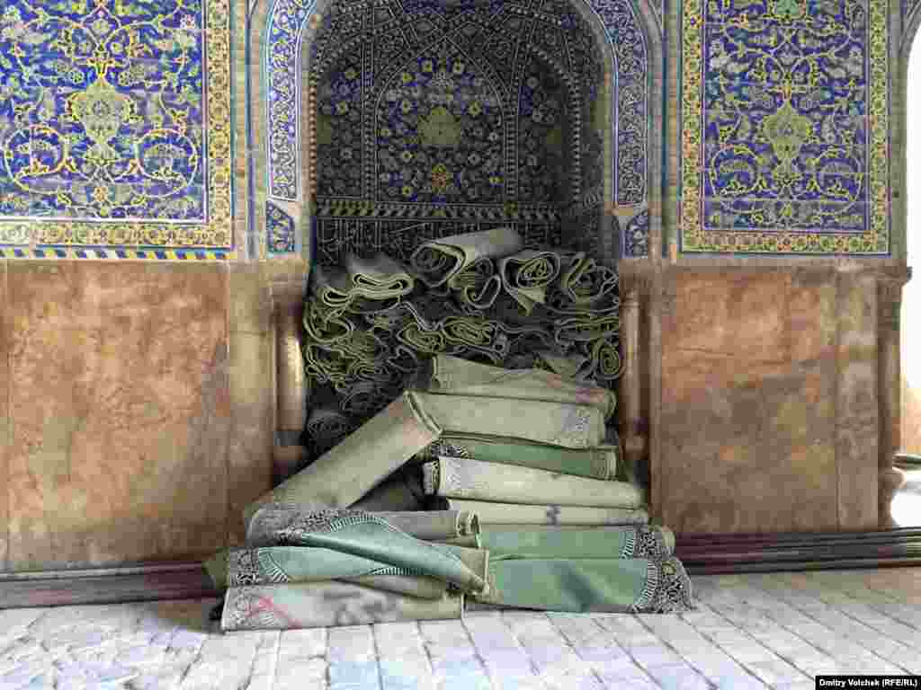 Эти ковры я увидел в Исфаханской мечети и вспомнил великолепный альбом Ксении Никольской &quot;Пыль&quot;:&nbsp;снимки, сделанные в заброшенных египетских дворцах.