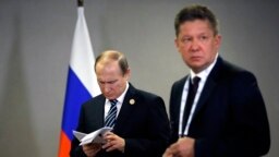 Президент Росії Володимир Путін (ліворуч) і керівник російського «Газпрому» Олексій Міллер